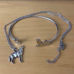 Howling Wolves Silver Plated Jewelry Set - Necklace & Bracelet